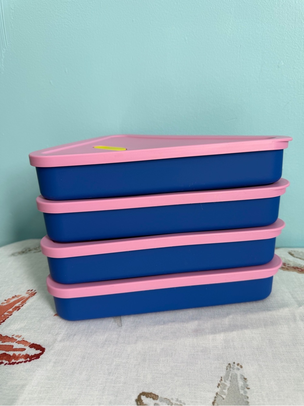 Blue and pink pizza-shaped lunchbox - Picture 4 of 7